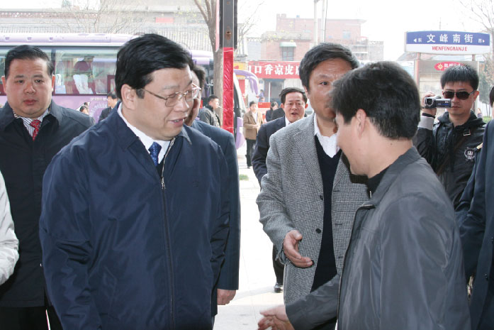 2010年安阳市原市委书记张广智、、、市长马林青莅临尊龙官方网站总部视察事情